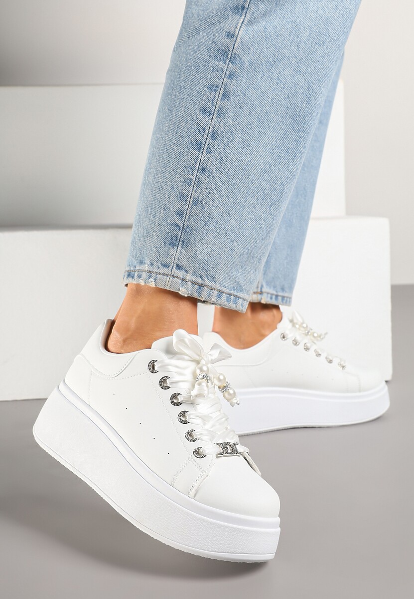 Białe Sneakersy na Platformie Ozdobione Cyrkoniami i Perforacją Nurilita