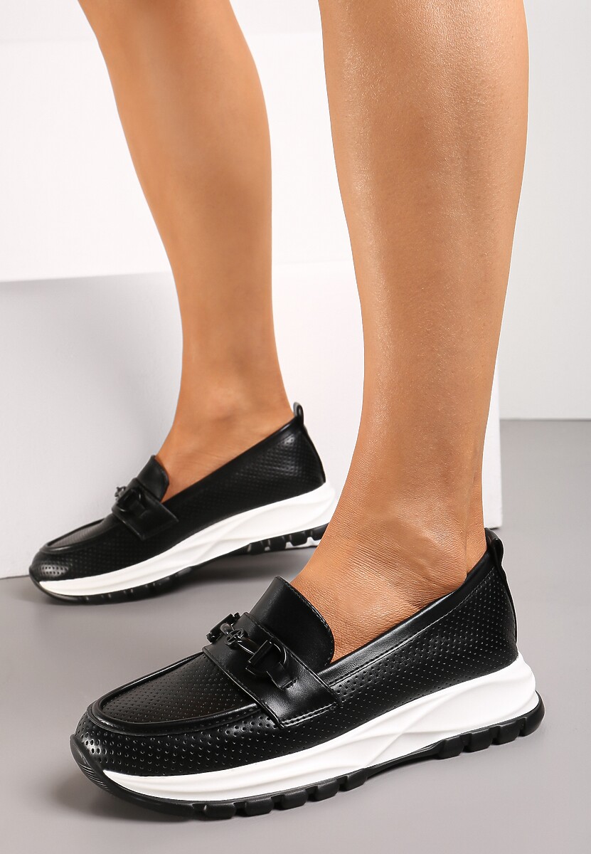 Czarne Półbuty z Delikatną Perforacją i Klamerką Lirandis