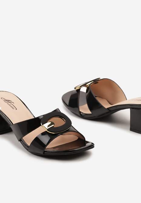 Czarne Klapki na Słupku Ozdobione Metalową Klamrą i Wycięciami Cayena