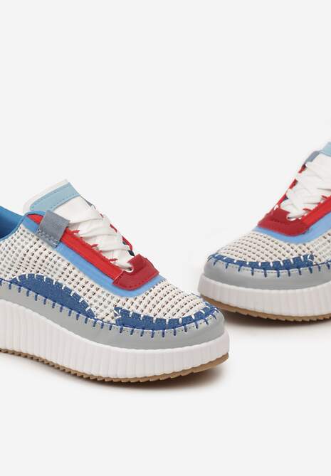 Biało-Niebieskie Sneakersy na Platformie Ozdobione Nitami i Patchworkowymi Wstawkami Jeneria