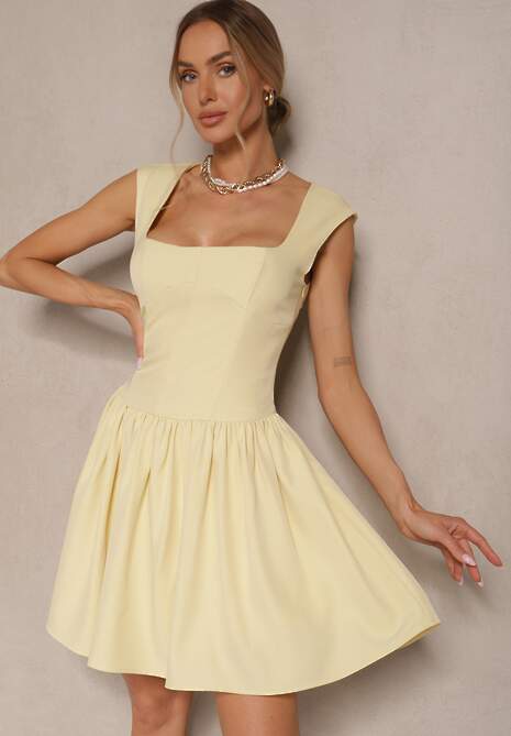 Żółta Sukienka o Rozkloszowanym Kroju z Kwadratowym Dekoltem Halivira