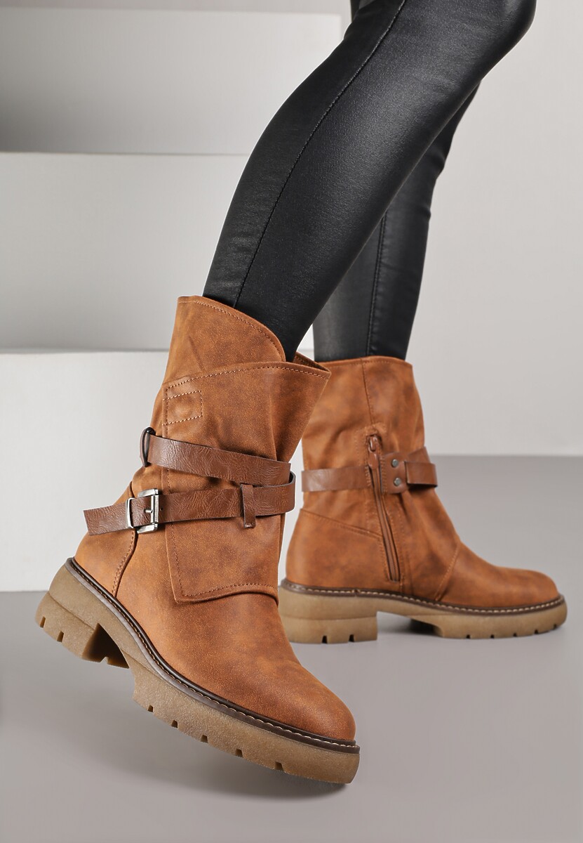 Brązowe Botki z Nieregularną Cholewką Zdobioną Paskami i Sprzączkami Zinbelle