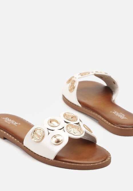 Białe Klapki Zdobione Metalicznymi Aplikacjami Sepalie