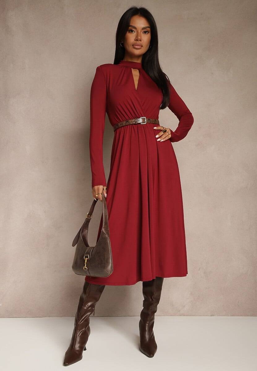 Bordowa Taliowana Sukienka z Usztywnionymi Ramionami Ozdobiona Wycięciem Arfedi