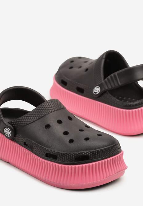 Czarne Piankowe Klapki na Tłoczonej Platformie z Paskiem na Piętę Isallia