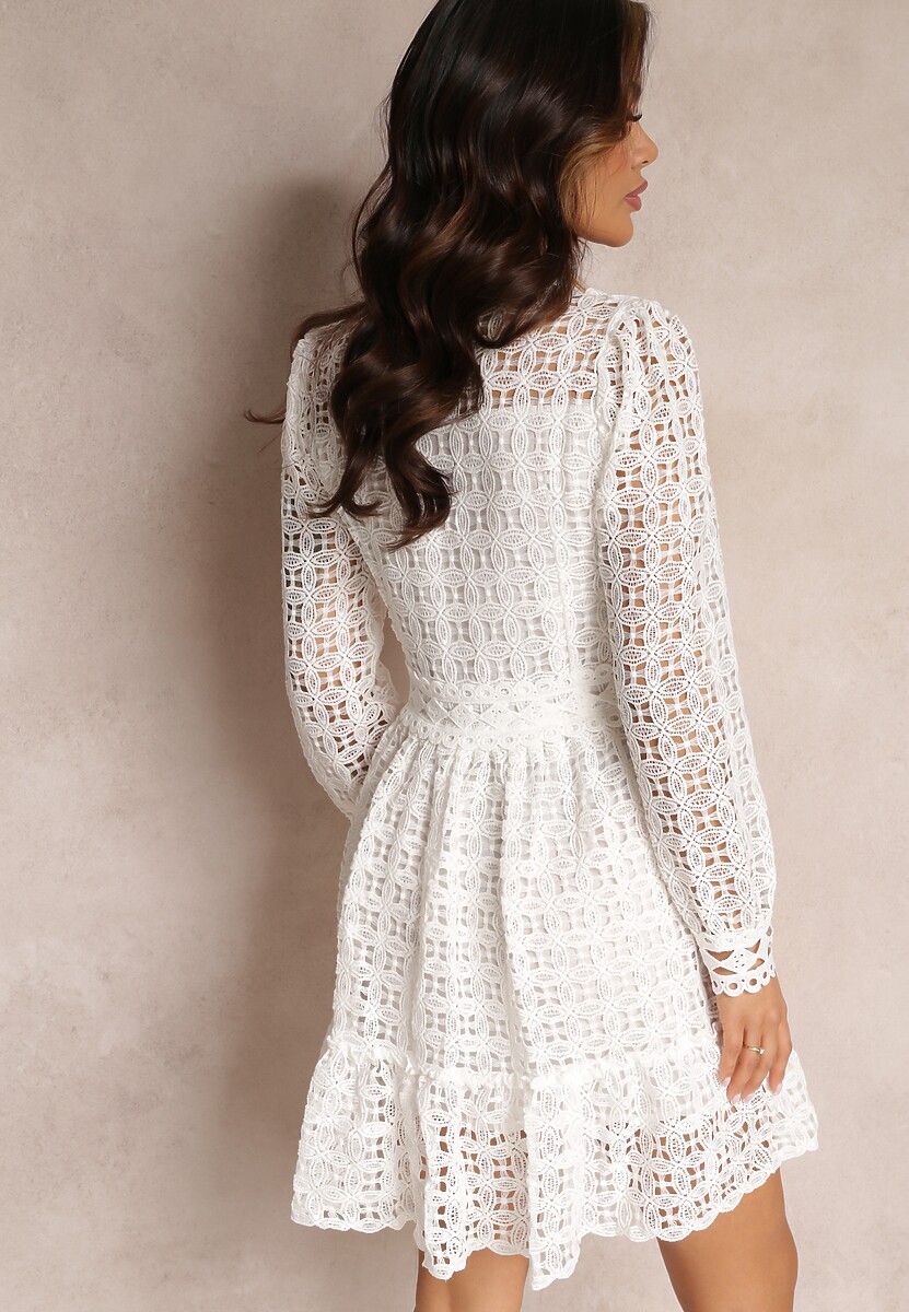 Biała Taliowana Sukienka z Koronką i Falbaną na Dole Kamora
