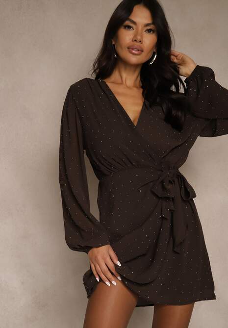 Brązowa Sukienka o Kopertowym Kroju z Drapowaniem i Cyrkoniami Idilara