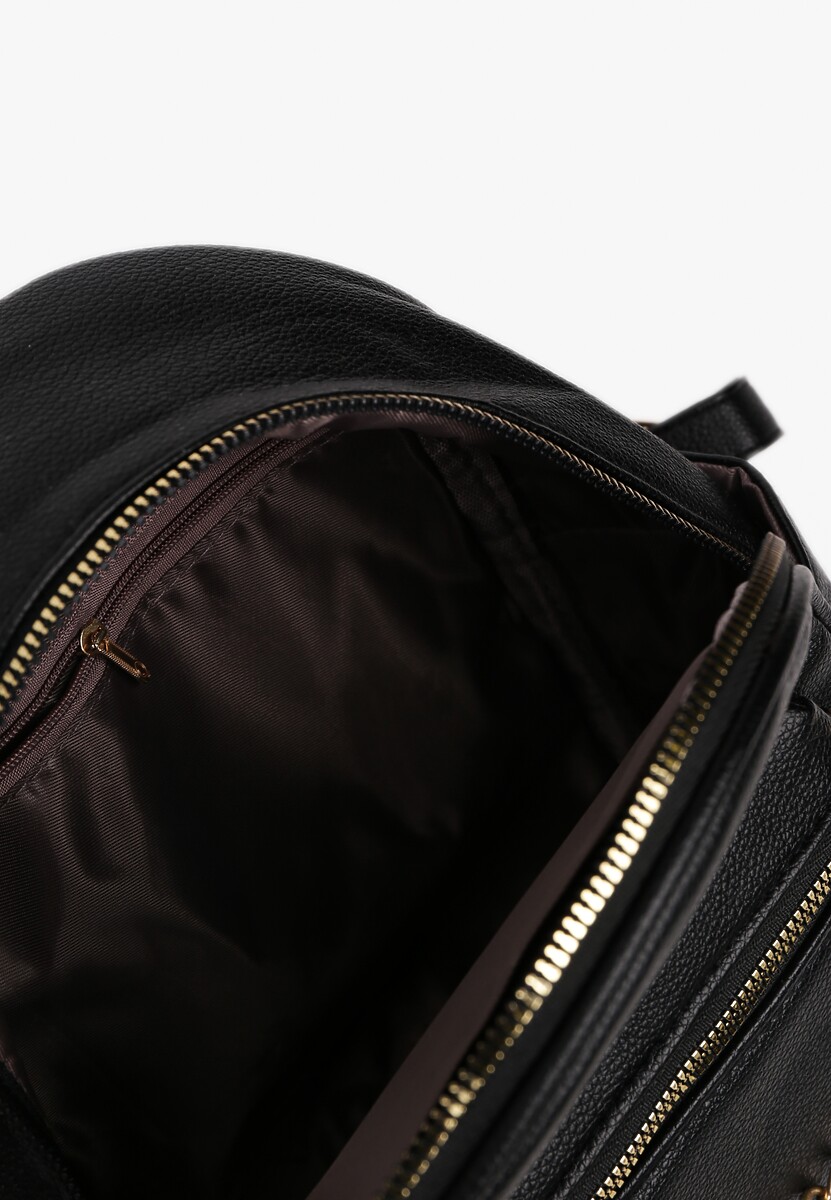 Czarny Plecak na Szelkach z Regulacjach Ozdobione Łańcuszkiem i Napisami Hettana