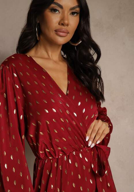 Bordowa Wiązana Sukienka o Kopertowym Kroju Zdobiona Metalicznym Printem Reinora