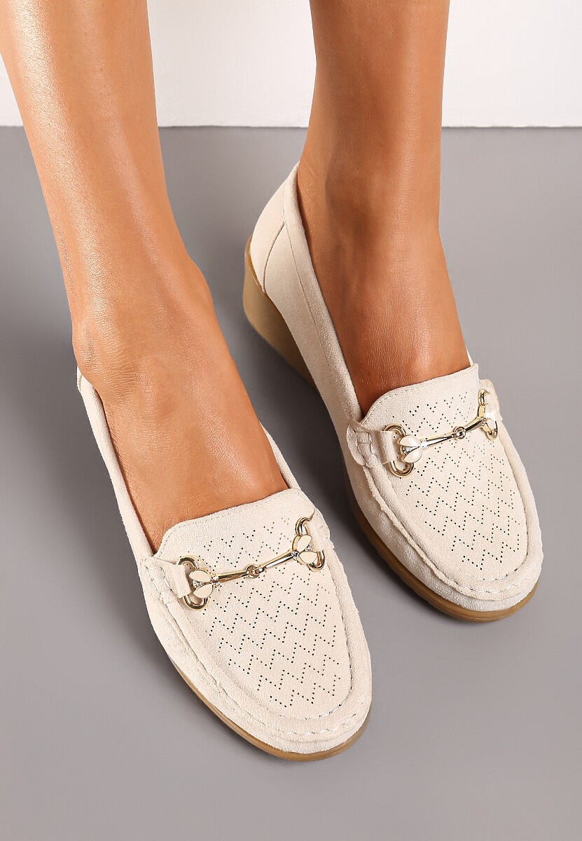 Beżowe Półbuty w Stylu Mokasynów na Koturnie z Ozdobną Metalową Klamrą Tirensa