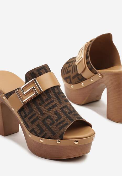 Brązowe Klapki na Platformie i Słupku z Nitami i Klamrą Ellionne