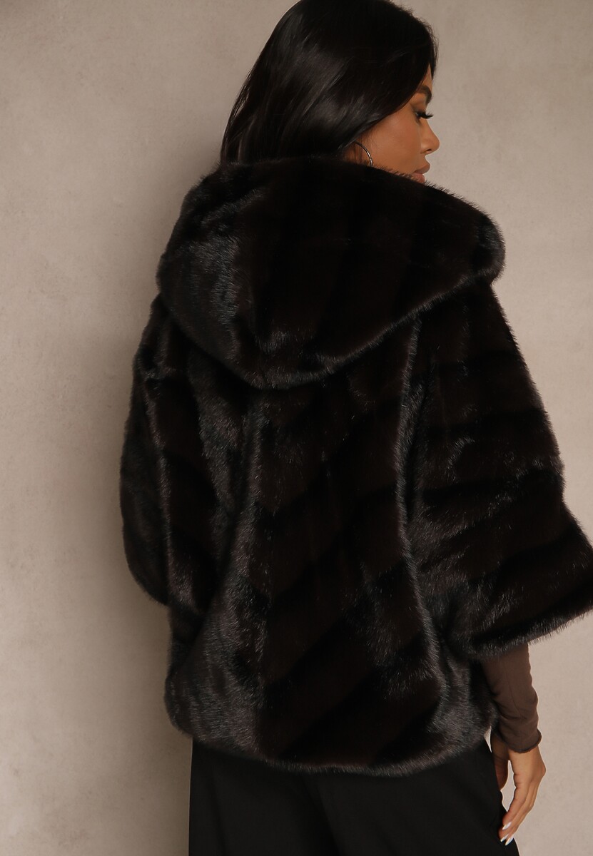 Czarna Kurtka Futrzana o Kroju Oversize z Kapturem i Rękawami 3/4 Titene