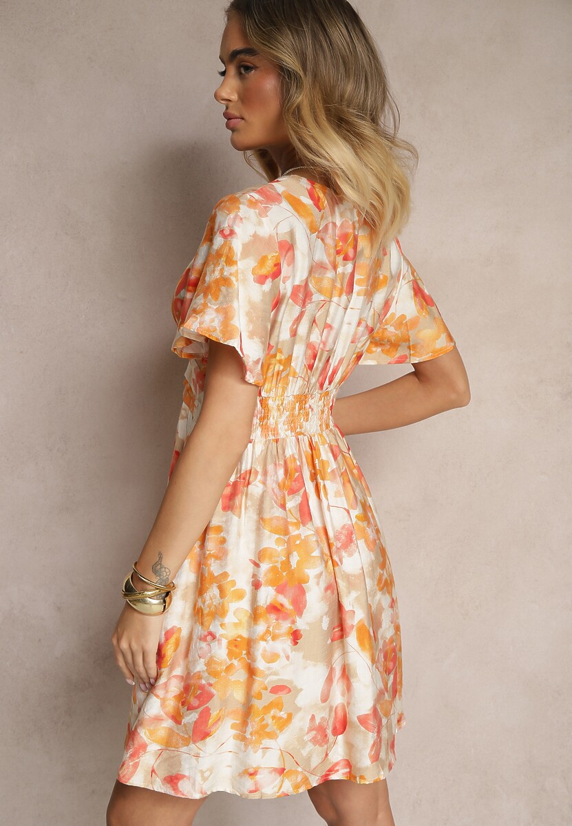 Pomarańczowa Rozkloszowana Sukienka z Wiskozą w Kwiaty z Kopertowym Dekoltem Zeledia