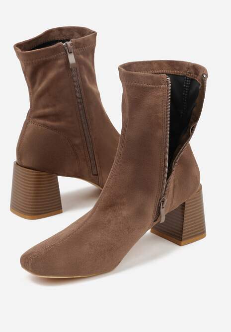 Ciemnobeżowe Botki Vices na Stożku z Noskiem o Kwadratowym Kształcie Amiste