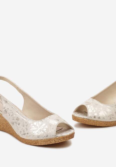 Jasnobeżowe Sandały z Zapięciem na Sprzączkę i Otwartym Noskiem na Koturnie Soelira