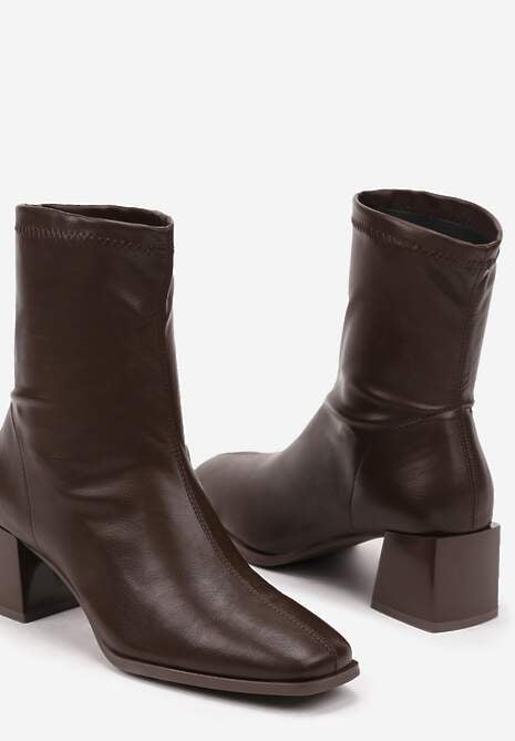 Brązowe Botki Wsuwane na Słupku w Klasycznym Stylu Sileurie