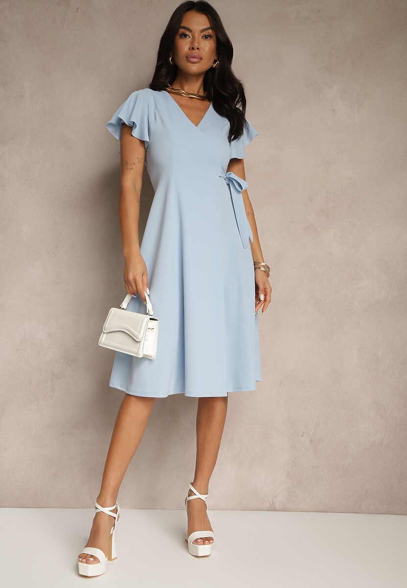 Jasnoniebieska Kopertowa Sukienka z Rozkloszowanym Dołem i Ozdobnym Wiązaniem Dannola