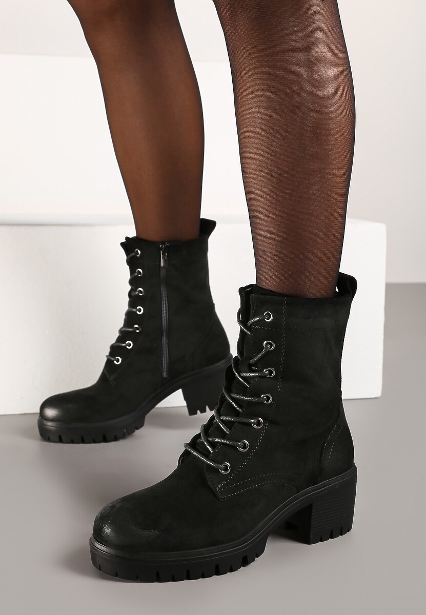 Czarne Botki na Słupku w Stylu Workerów Wykończone Wiązaniem Timovia