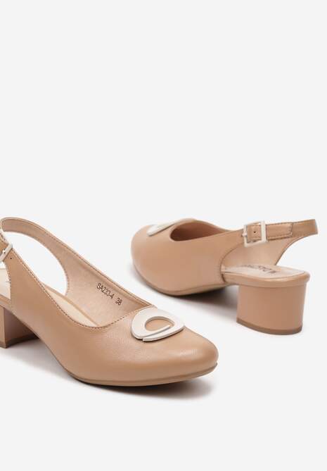 Ciemnobeżowe Czółenka z Odkrytą Piętą ze Skórzaną Ozdobione Metalową Aplikacją Ristia