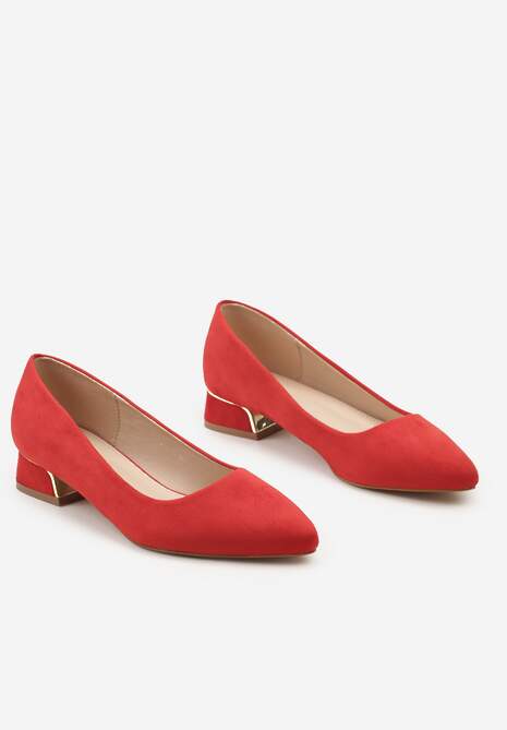 Czerwone Czółenka na Słupku Ozdobione Metaliczną Ozdobą Panesha