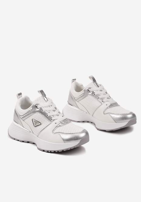 Białe Sneakersy z Metalicznymi Ozdobami i Perforacją Larivna