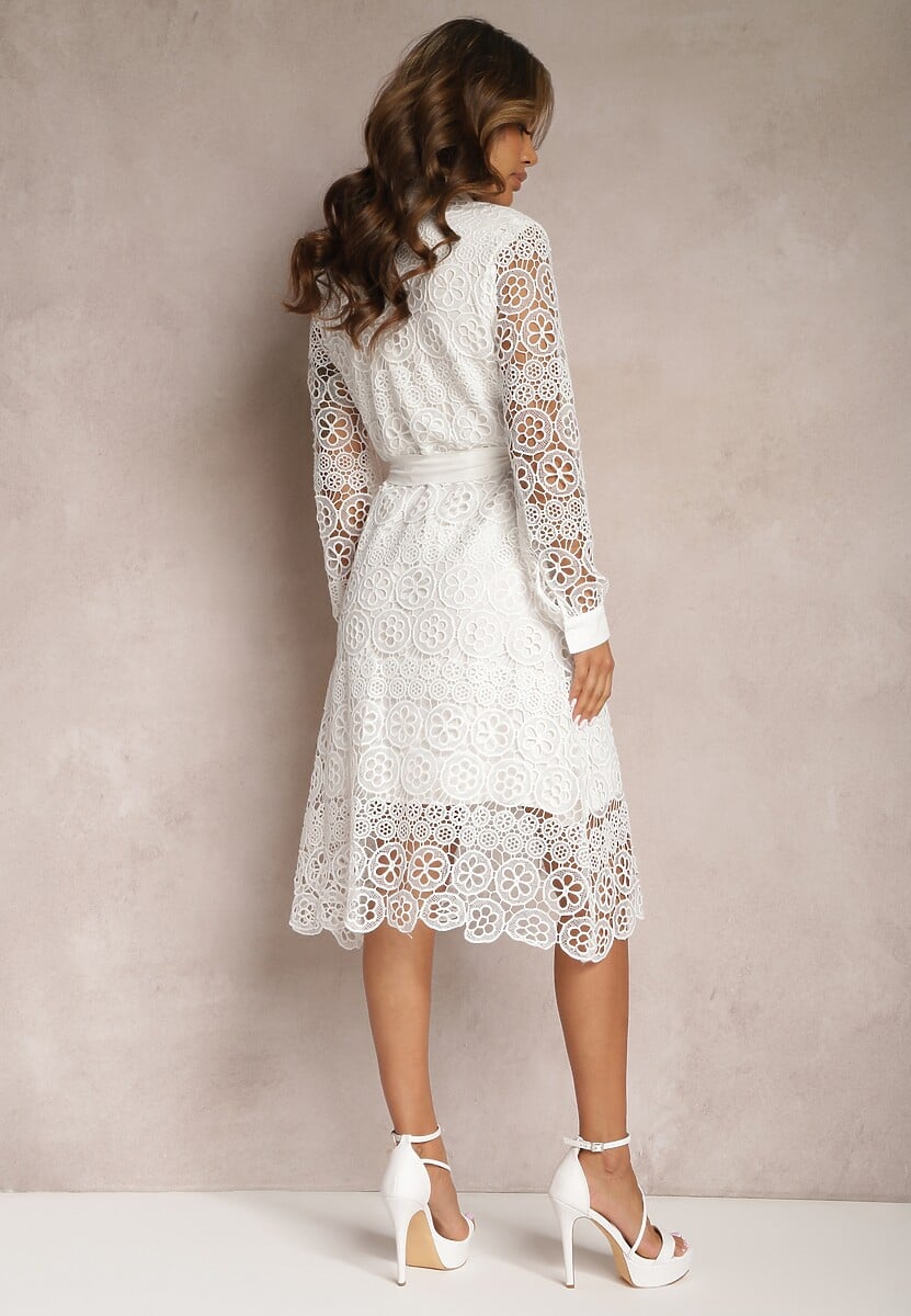 Biała Rozkloszowana Midi Sukienka Ozdobiona Koronką z Paskiem w Talii Sailla