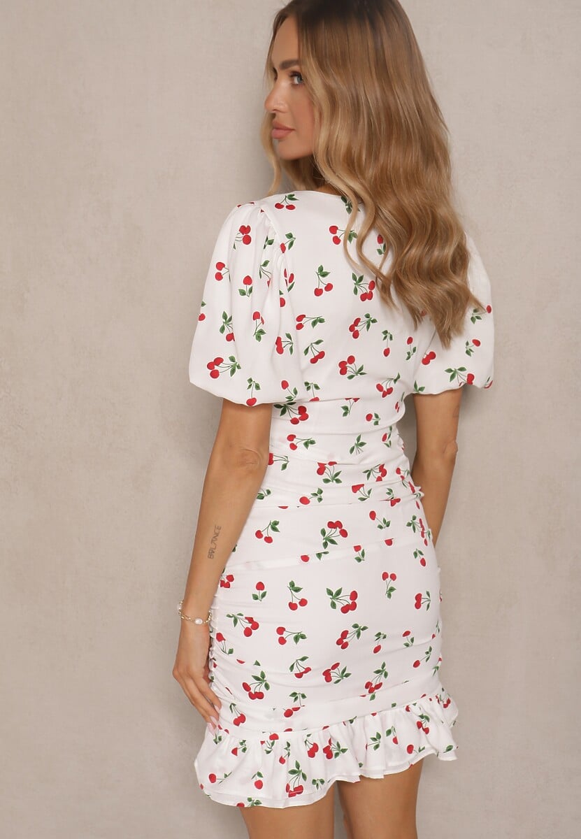 Biała Sukienka Ozdobiona Wzorem w Wisienki i Marszczeniem Halethra