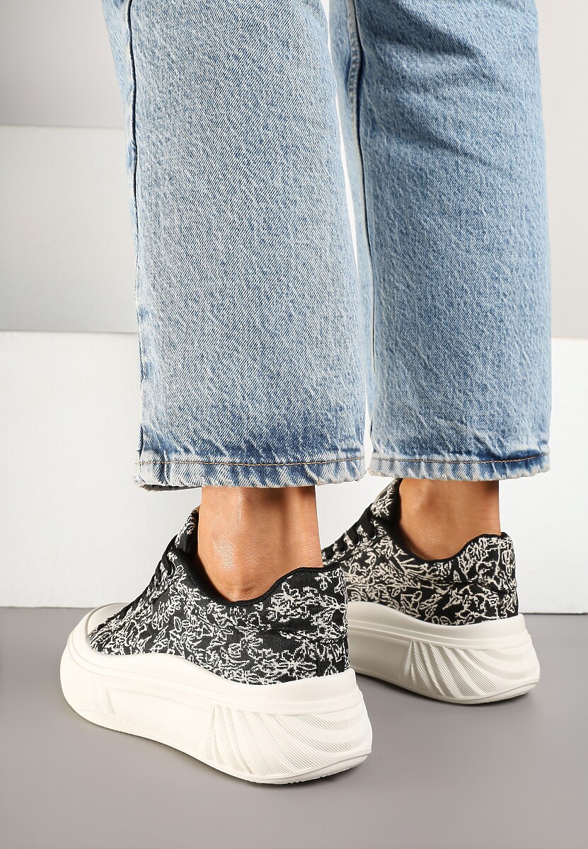 Czarne Trampki na Platformie z Tłoczeniem Ozdobione Abstrakcyjnym Wzorem Desanovia
