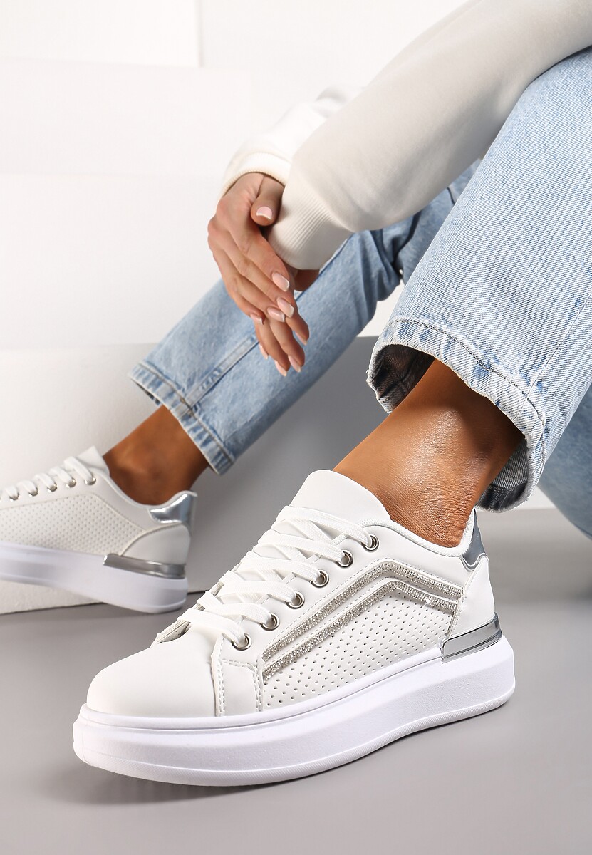 Biało-Srebrne Sneakersy na Platformie z Perforacją i Lamówkami z Cyrkoniami Zumina