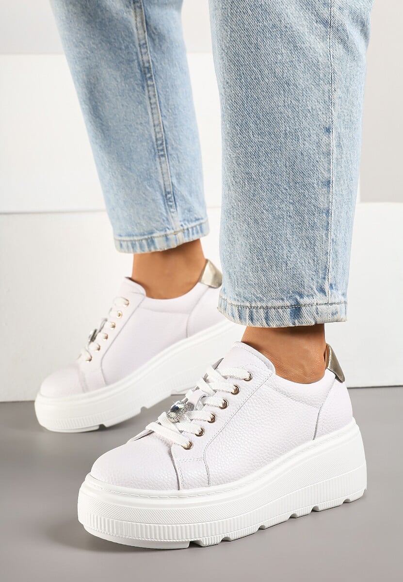 Białe Sneakersy Skórzane na Platformie z Metaliczną Ozdobą Rivzekia