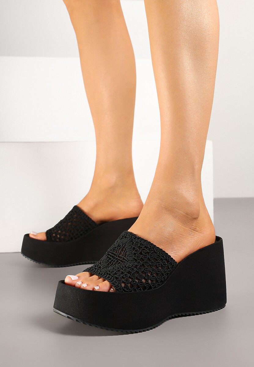 Czarne Klapki na Koturnie z Szydełkową Cholewką o Ażurowym Splocie Solnna