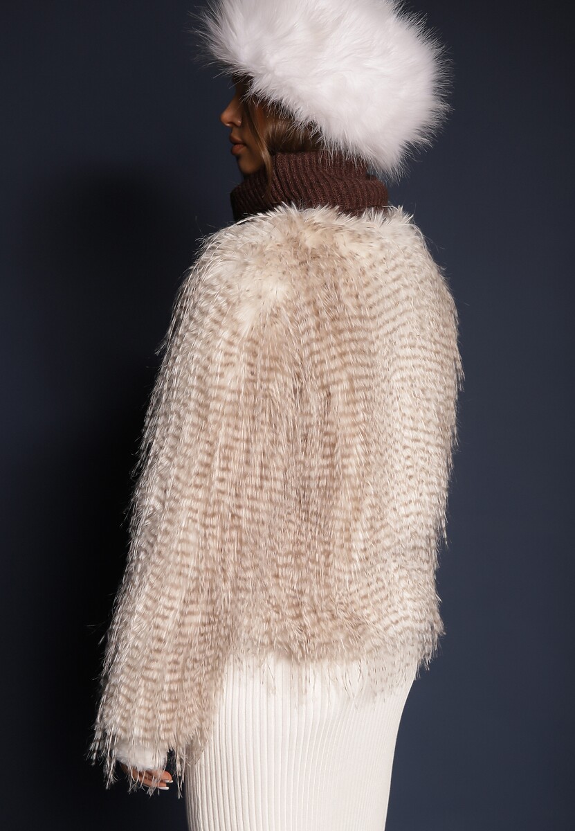 Beżowe Futerko Ozdobione Długim Włosiem Hennilis