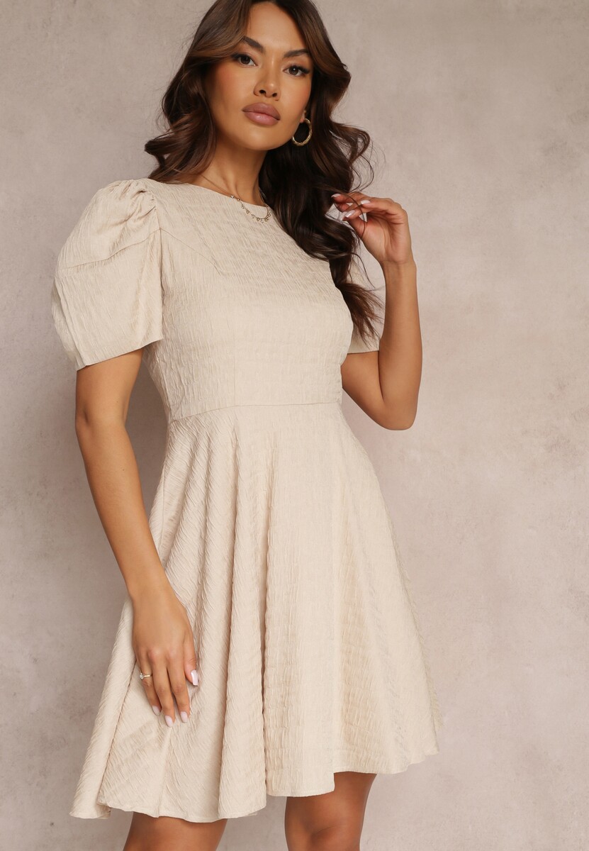 Beżowa Sukienka Taliowana z Krótkimi Bufiastymii Rękawami Ashika