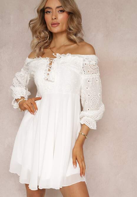 Biała Sukienka z Rękawami 7/8 i Ozdobną Koronką Cascantha