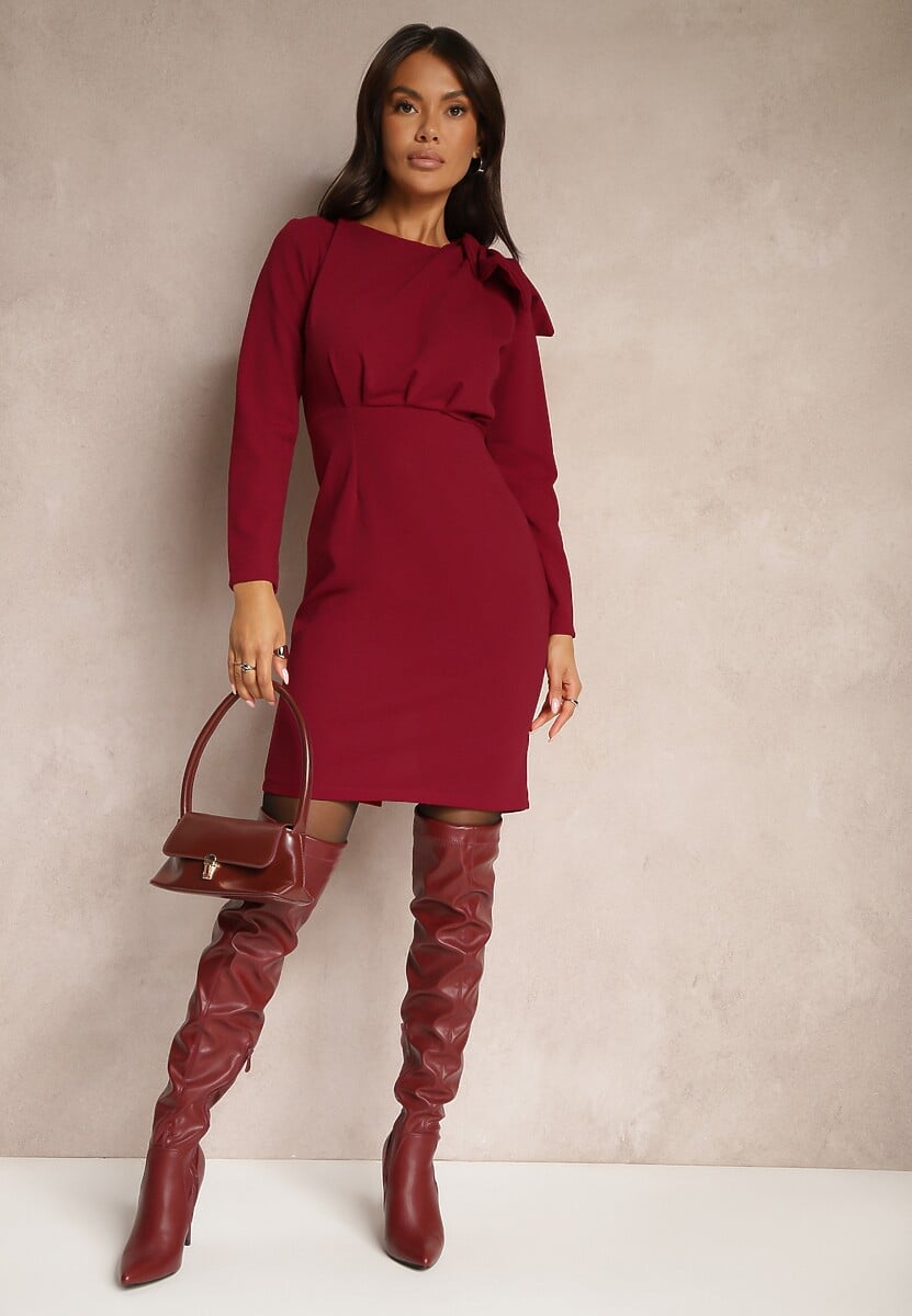 Bordowa Koktajlowa Sukienka o Dopasowanym Kroju z Kokardą na Ramieniu Innathia