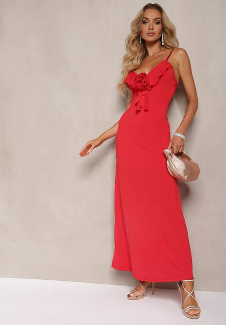 Czerwona Sukienka Koktajlowa o Dopasowanym Kroju z Ozdobną Broszką Kwiatkiem i Falbaną Vikassa