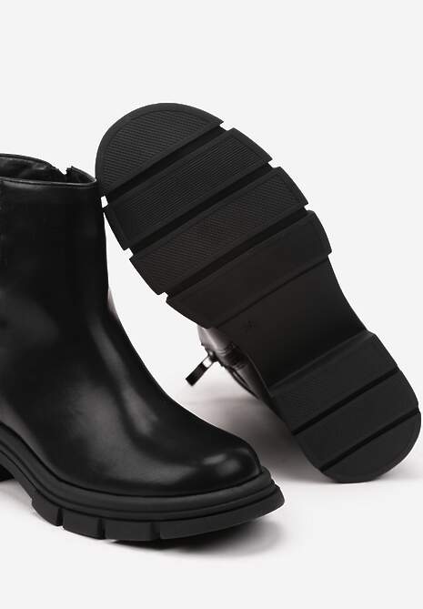 Czarne Botki na Płaskiej Tłoczonej Podeszwie z Klamrami Ivanelis