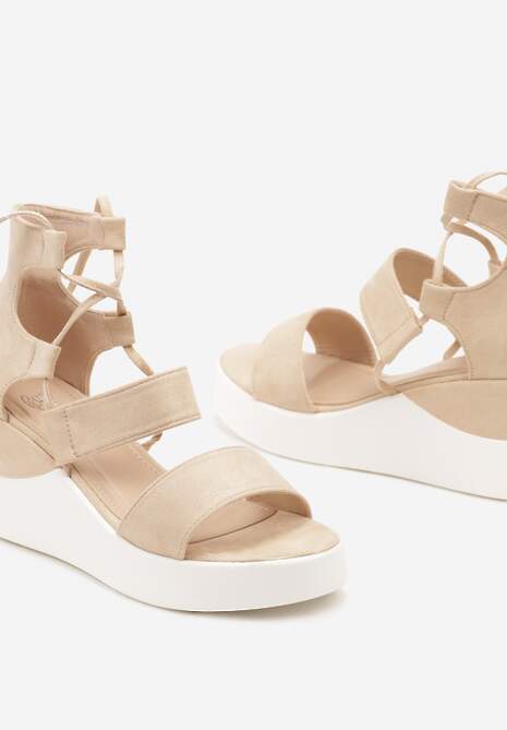 Beżowe Casualowe Sandały na Koturnie z Ozdobnym Wiązaniem przy Kostce Ozaena