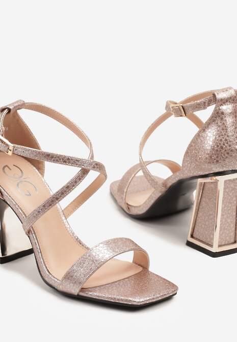 Szampańskie Sandały na Słupku Metaliczną Aplikacją Finadoria