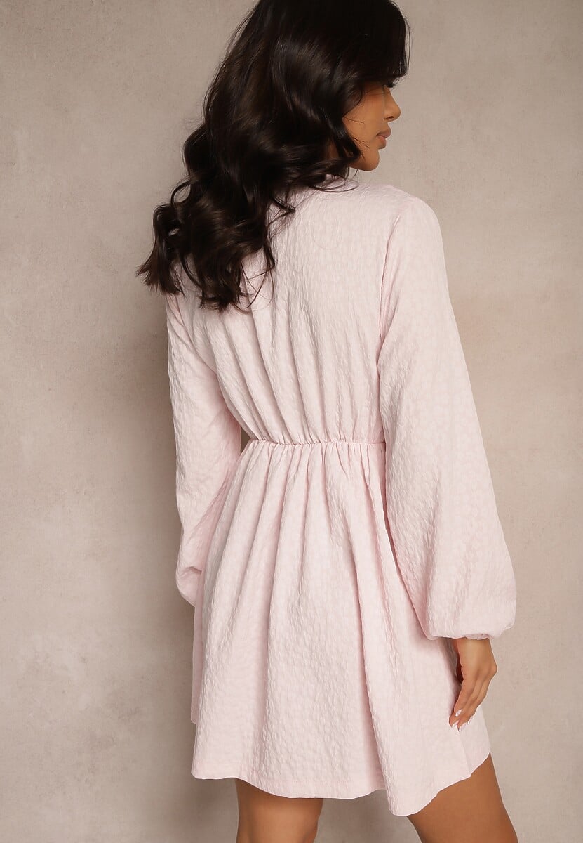 Różowa Wiązana Rozkloszowana Sukienka z Ozdobnym Tłoczeniem Falretia