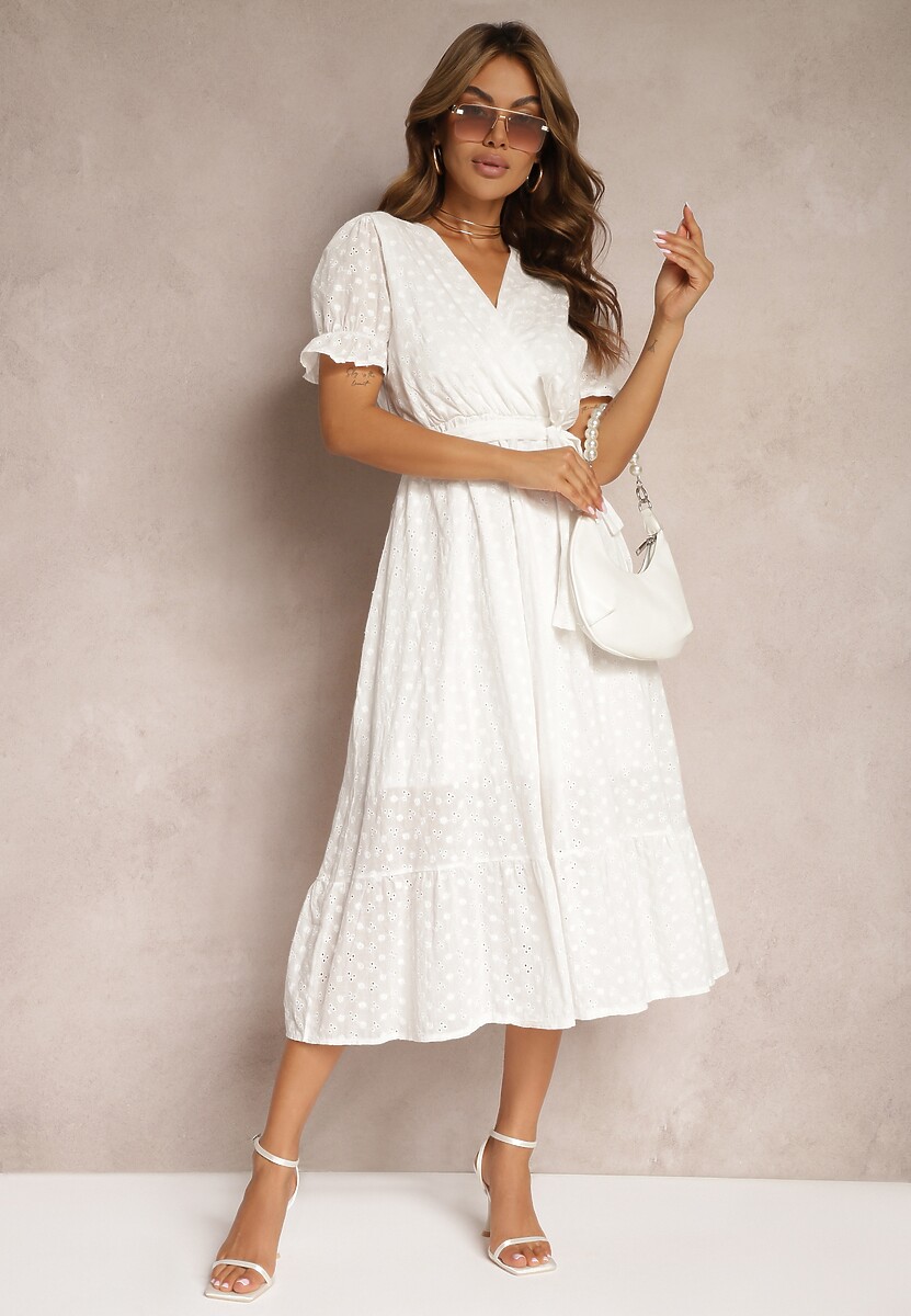 Biała Sukienka o Rozkloszowanym Kroju z Dodatkiem Bawełny Wiązana Paskiem w Talii Cassavia