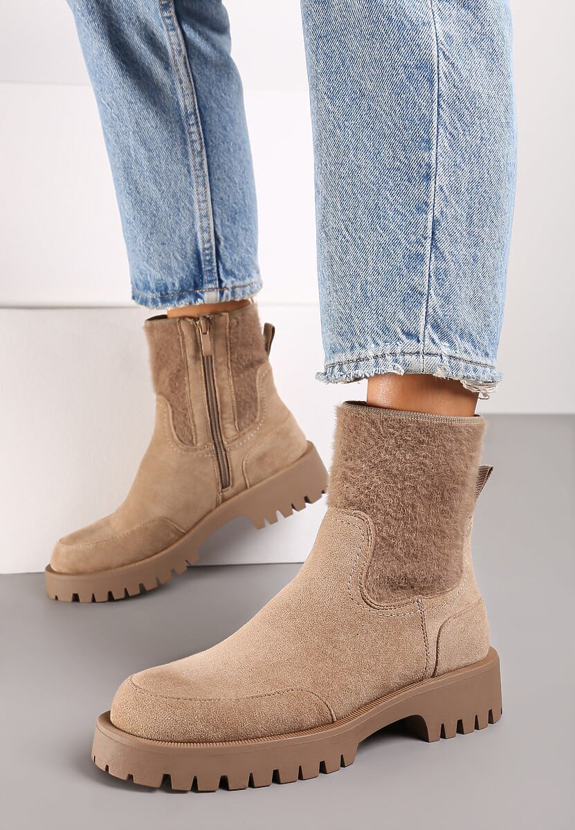 Ciemnobeżowe Botki z Imitacji Zamszu na Tłoczonej Podeszwie z Tekstylną Wstawką przy Cholewce Nevoria