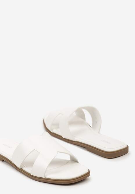 Białe Klapki na Płaskiej Podeszwie Ozdobione Metalicznymi Paskami i Kwadratowym Noskiem Sonivia