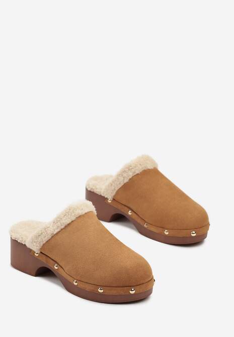 Brązowe Klapki na Słupku w Stylu Chodaków Ozdobione Nitami i Futerkiem Serratta
