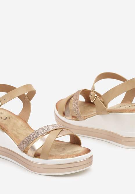 Szampańskie Casualowe Sandały na Ozdobnym Koturnie z Brokatem Effiola