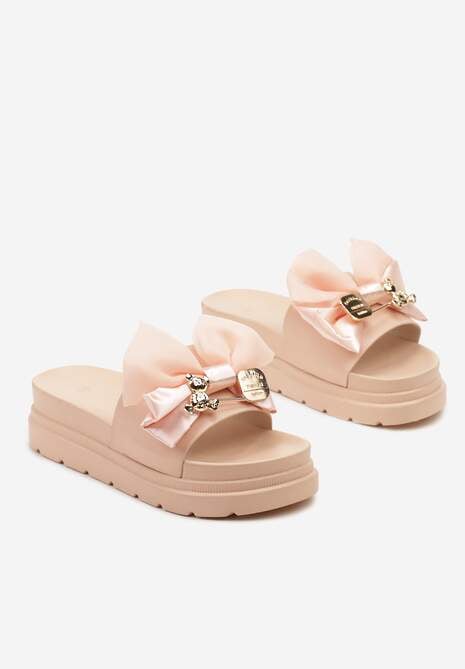 Różowe Klapki z Imitacji Skóry na Grubej Podeszwie z Kokardą i Złotą Aplikacją Timabel