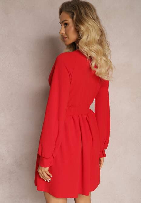 Czerwona Sukienka Mini z Trójkątnym Dekoltem i Marszczoną Talią Ozdobiona Guzikami Bulwina