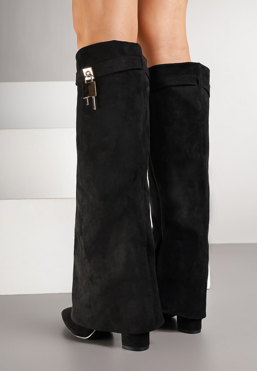 Czarne Kozaki na Słupku Ozdobione Metaliczną Kłódką i Wywiniętą Cholewką Lattorea