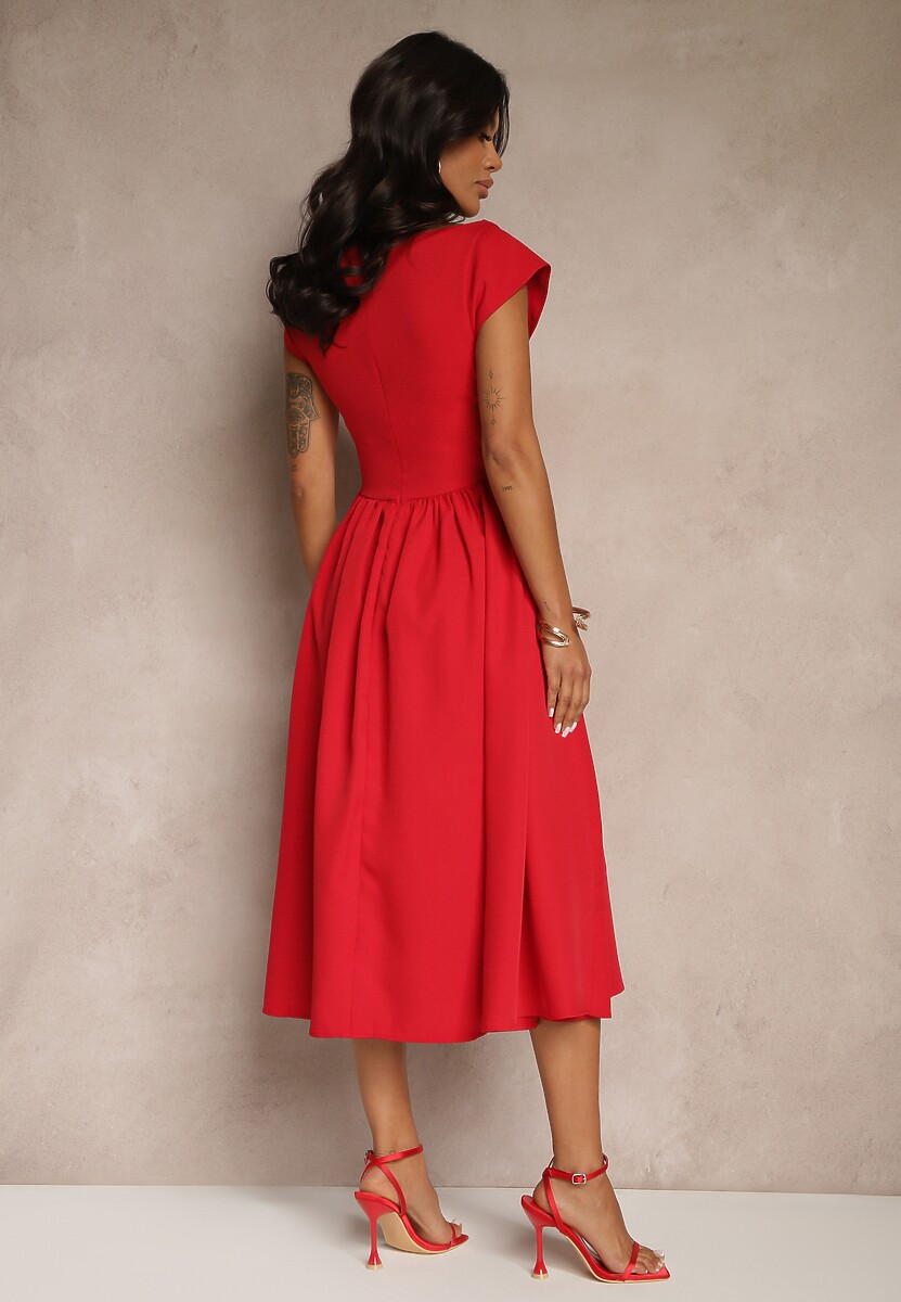 Czerwona Sukienka Vices o Rozkloszowanym Kroju z Dekoltem w Kształcie Łódki Milioria