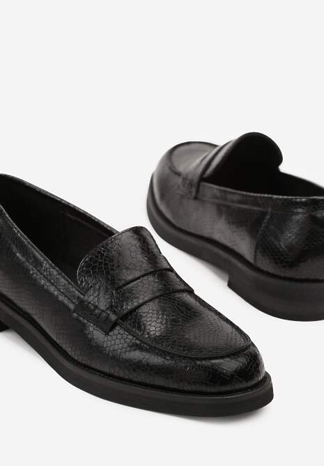 Czarne Mokasyny z Wężowym Motywem Latanna